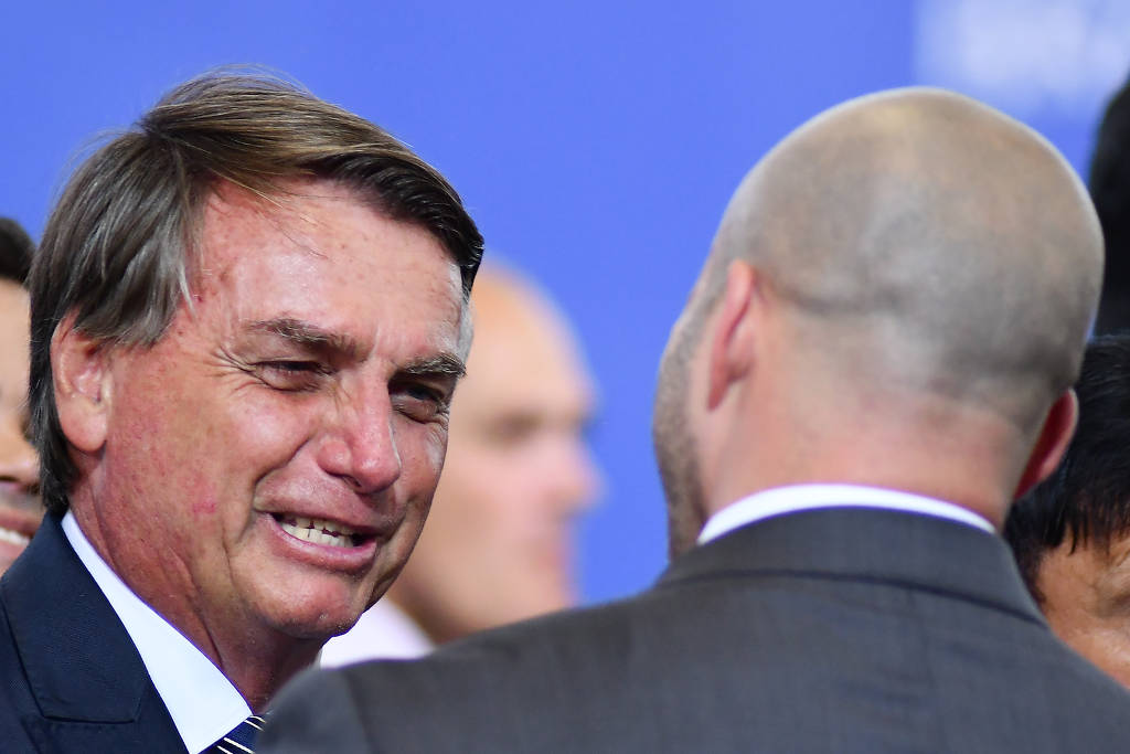 Bolsonaro promove evento oficial contra STF e cobra militares na apuração dos votos